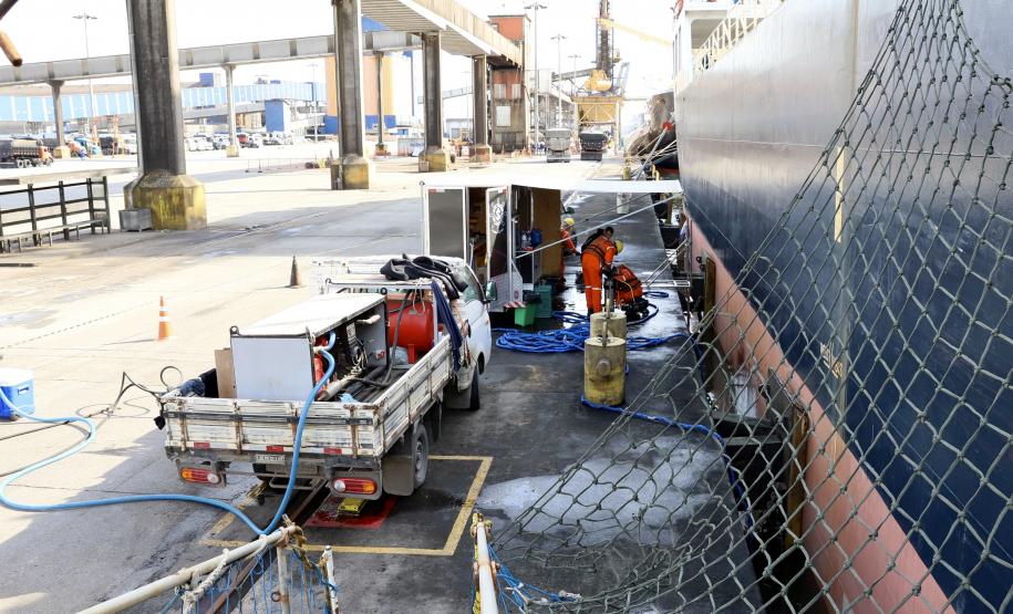 Serviços de mergulho especializado tiveram início nesta semana. Trabalho será realizado em toda extensão da faixa primária, dos berços 201 ao 218 e até o píer público de granéis líquidos. Investimento da Portos do Paraná é de R$ 2,8 milhões.