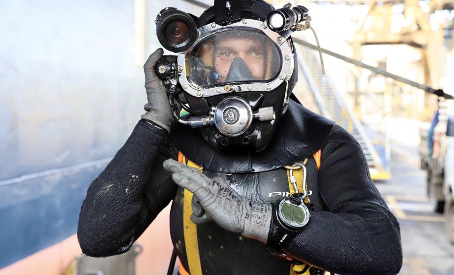 Serviços de mergulho especializado tiveram início nesta semana. Trabalho será realizado em toda extensão da faixa primária, dos berços 201 ao 218 e até o píer público de granéis líquidos. Investimento da Portos do Paraná é de R$ 2,8 milhões.