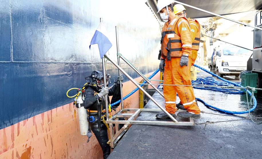 Serviços de mergulho especializado tiveram início nesta semana. Trabalho será realizado em toda extensão da faixa primária, dos berços 201 ao 218 e até o píer público de granéis líquidos. Investimento da Portos do Paraná é de R$ 2,8 milhões.