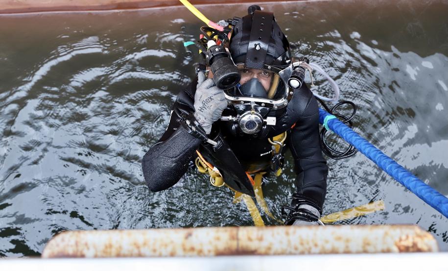 Serviços de mergulho especializado tiveram início nesta semana. Trabalho será realizado em toda extensão da faixa primária, dos berços 201 ao 218 e até o píer público de granéis líquidos. Investimento da Portos do Paraná é de R$ 2,8 milhões.