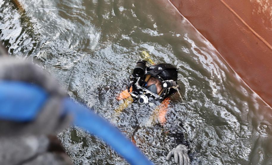 Serviços de mergulho especializado tiveram início nesta semana. Trabalho será realizado em toda extensão da faixa primária, dos berços 201 ao 218 e até o píer público de granéis líquidos. Investimento da Portos do Paraná é de R$ 2,8 milhões.