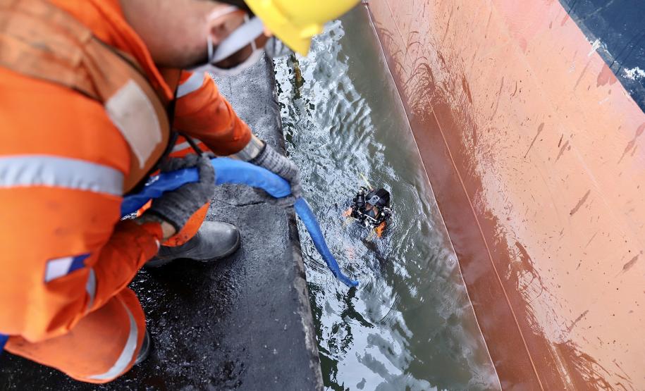 Serviços de mergulho especializado tiveram início nesta semana. Trabalho será realizado em toda extensão da faixa primária, dos berços 201 ao 218 e até o píer público de granéis líquidos. Investimento da Portos do Paraná é de R$ 2,8 milhões.