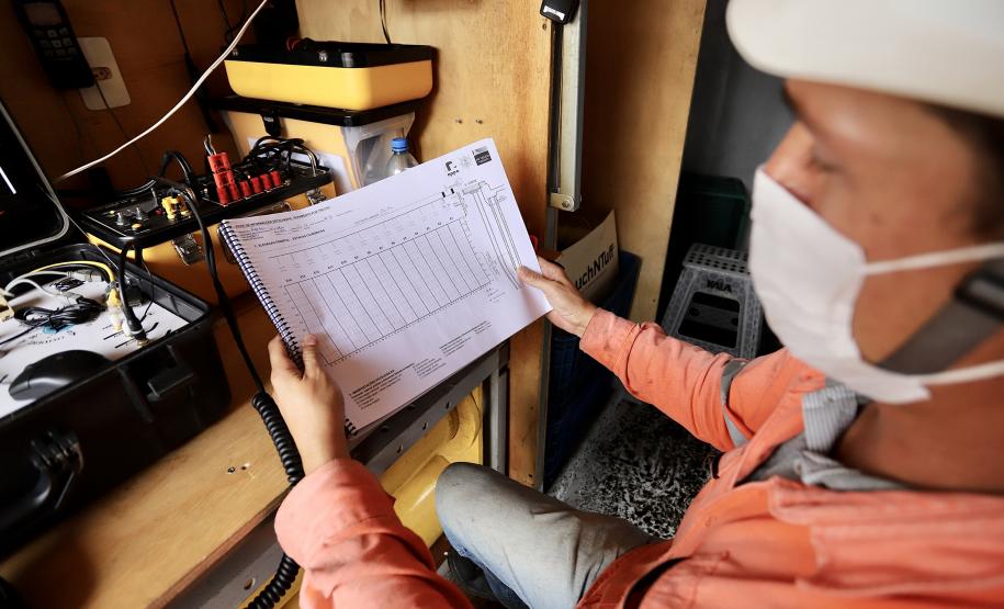 Serviços de mergulho especializado tiveram início nesta semana. Trabalho será realizado em toda extensão da faixa primária, dos berços 201 ao 218 e até o píer público de granéis líquidos. Investimento da Portos do Paraná é de R$ 2,8 milhões.