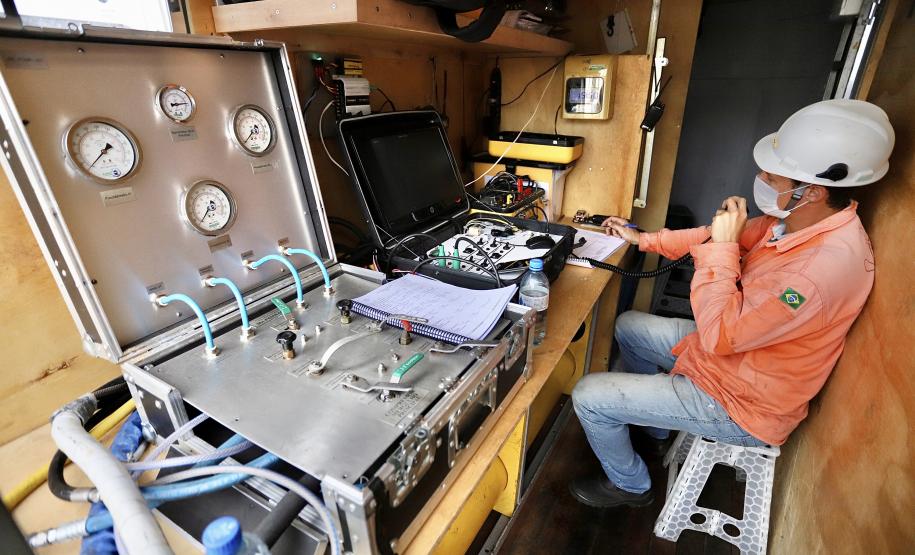 Serviços de mergulho especializado tiveram início nesta semana. Trabalho será realizado em toda extensão da faixa primária, dos berços 201 ao 218 e até o píer público de granéis líquidos. Investimento da Portos do Paraná é de R$ 2,8 milhões.