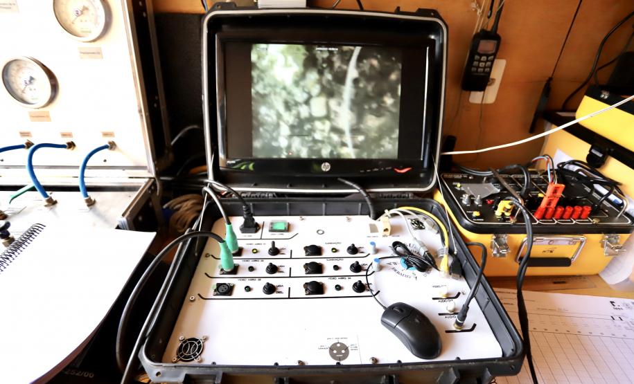 Serviços de mergulho especializado tiveram início nesta semana. Trabalho será realizado em toda extensão da faixa primária, dos berços 201 ao 218 e até o píer público de granéis líquidos. Investimento da Portos do Paraná é de R$ 2,8 milhões.