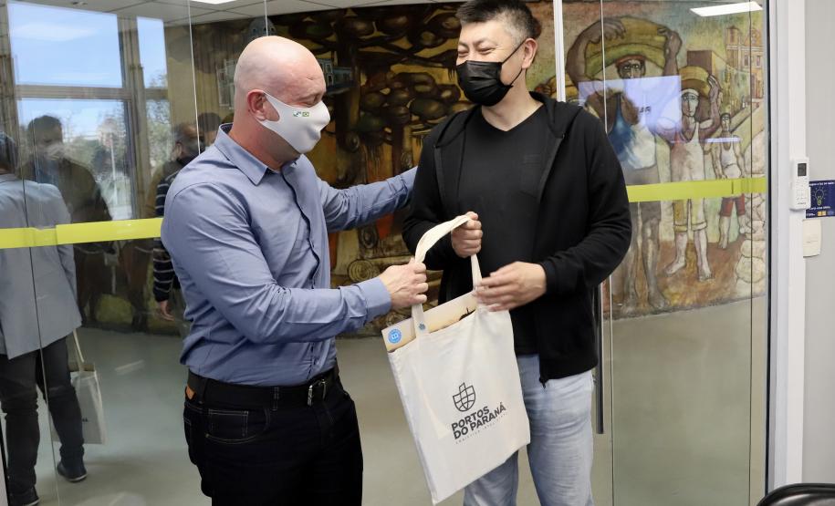 Comitiva de empresários esteve na sede administrativa da Portos do Paraná para conhecer os diferenciais que os portos paranaenses podem oferecer para a movimentação de açúcar ensacado.