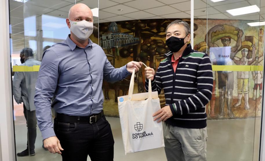 Comitiva de empresários esteve na sede administrativa da Portos do Paraná para conhecer os diferenciais que os portos paranaenses podem oferecer para a movimentação de açúcar ensacado.