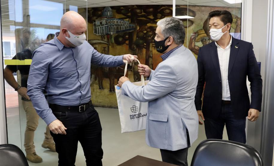 Comitiva de empresários esteve na sede administrativa da Portos do Paraná para conhecer os diferenciais que os portos paranaenses podem oferecer para a movimentação de açúcar ensacado.