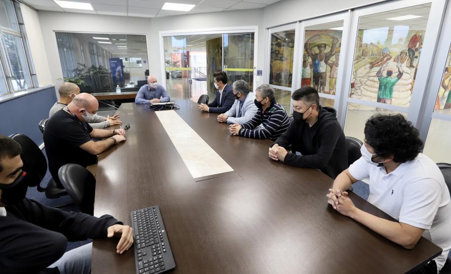 Comitiva de empresários esteve na sede administrativa da Portos do Paraná para conhecer os diferenciais que os portos paranaenses podem oferecer para a movimentação de açúcar ensacado.