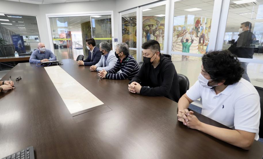 Comitiva de empresários esteve na sede administrativa da Portos do Paraná para conhecer os diferenciais que os portos paranaenses podem oferecer para a movimentação de açúcar ensacado.