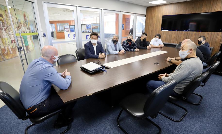 Comitiva de empresários esteve na sede administrativa da Portos do Paraná para conhecer os diferenciais que os portos paranaenses podem oferecer para a movimentação de açúcar ensacado.