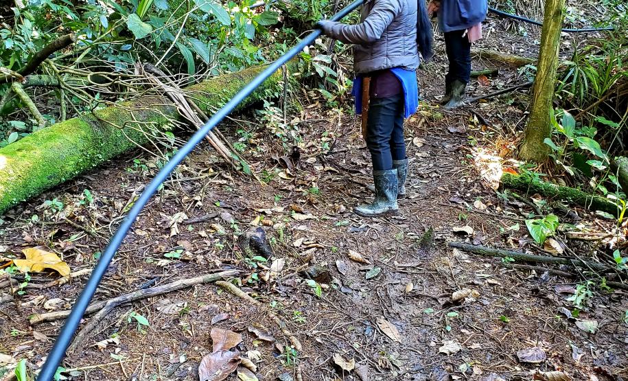 Segunda fase do trabalho, na ilha Europinha, concluiu o atendimento por setores para 46 famílias. Terceira fase tem previsão de melhorar ainda mais a captação, através da tecnologia Caxambu.