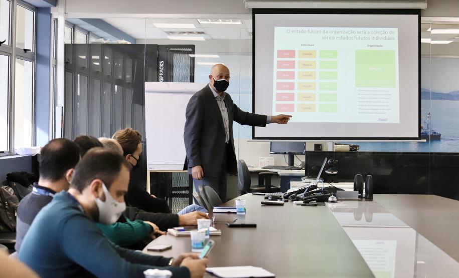 Os workshops tiveram como objetivo instrumentalizar gerentes e a Equipe da Gestão da Mudança com técnicas de patrocínio, comunicação, remoção de barreiras e atividades de elaboração de planos de ação para apoiar a implantação do projeto Orgulho de Ser Portos do Paraná.