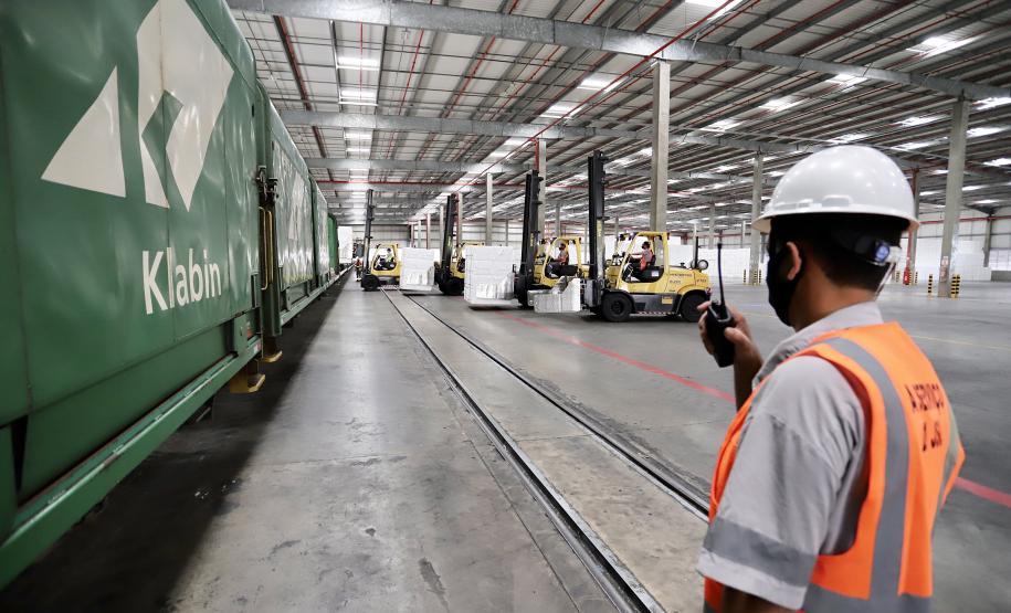 Cada vez mais cargas chegam e saem dos Portos do Paraná por ferrovia