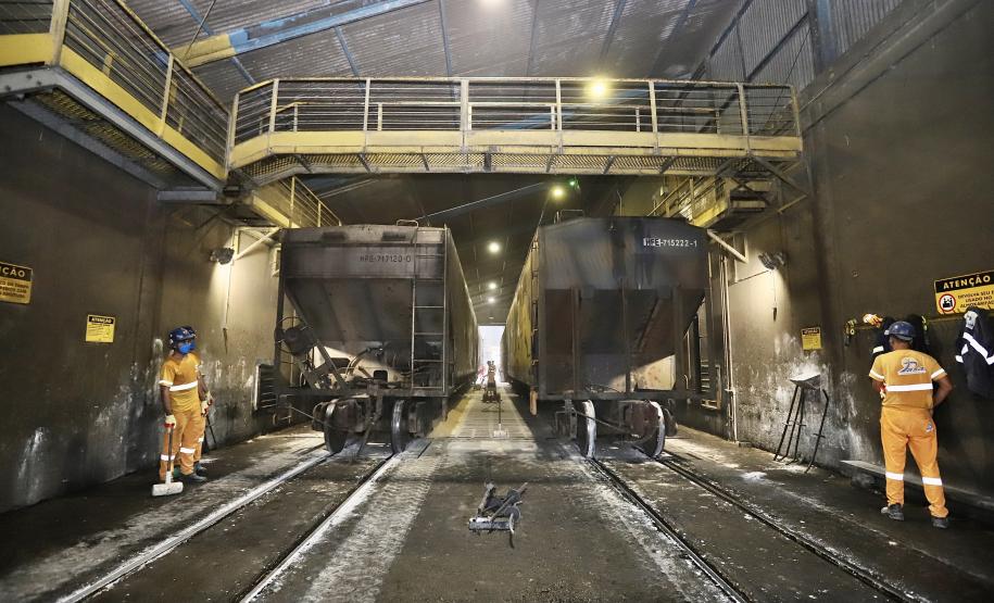 Cada vez mais cargas chegam e saem dos Portos do Paraná por ferrovia