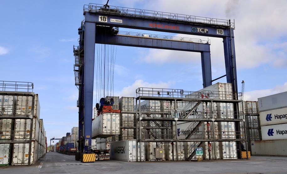 A exportação é possível graças ao uso de contêineres refrigerados, que mantêm a temperatura ideal durante toda a viagem, que dura cerca de 15 dias. O Porto de Paranaguá possui hoje a maior estrutura para este tipo de transporte, em toda a América Latina.