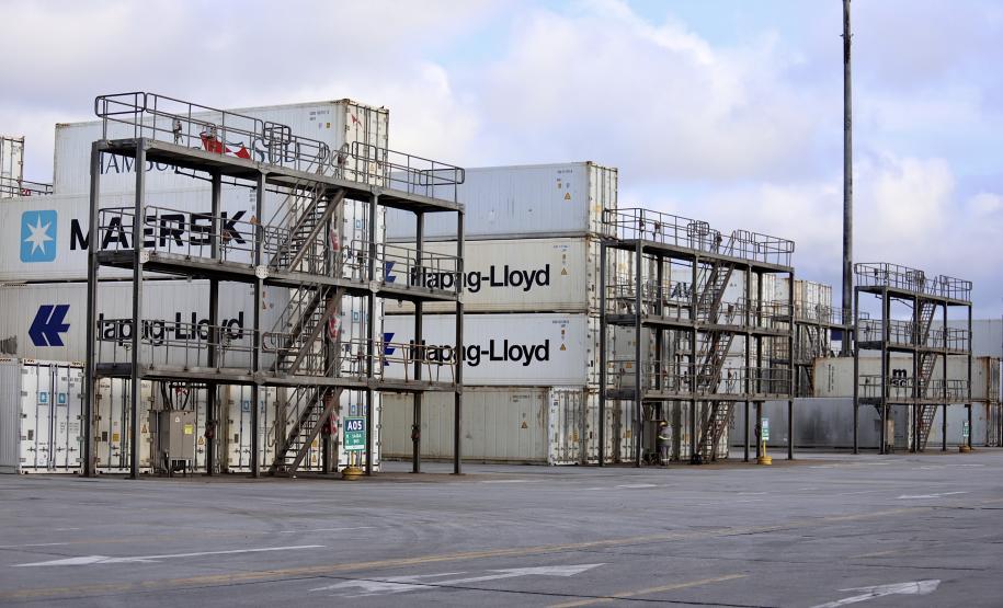 A exportação é possível graças ao uso de contêineres refrigerados, que mantêm a temperatura ideal durante toda a viagem, que dura cerca de 15 dias. O Porto de Paranaguá possui hoje a maior estrutura para este tipo de transporte, em toda a América Latina.