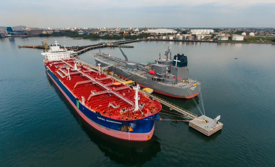 Mais um grande navio do segmento de granéis líquidos opera no Porto de Paranaguá. Atracado no píer privativo da Cattalini Terminais Marítimos, o Hafnia Guangzhou descarrega óleo Diesel, vindo dos Estados Unidos. A embarcação de bandeira maltesa tem 228,39 metros de comprimento (LOA) e 38,04 metros de largura (boca).