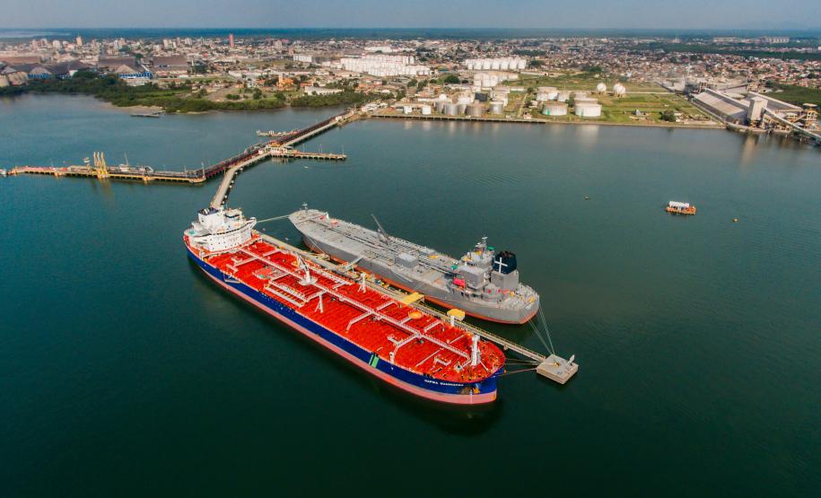 Mais um grande navio do segmento de granéis líquidos opera no Porto de Paranaguá. Atracado no píer privativo da Cattalini Terminais Marítimos, o Hafnia Guangzhou descarrega óleo Diesel, vindo dos Estados Unidos. A embarcação de bandeira maltesa tem 228,39 metros de comprimento (LOA) e 38,04 metros de largura (boca).