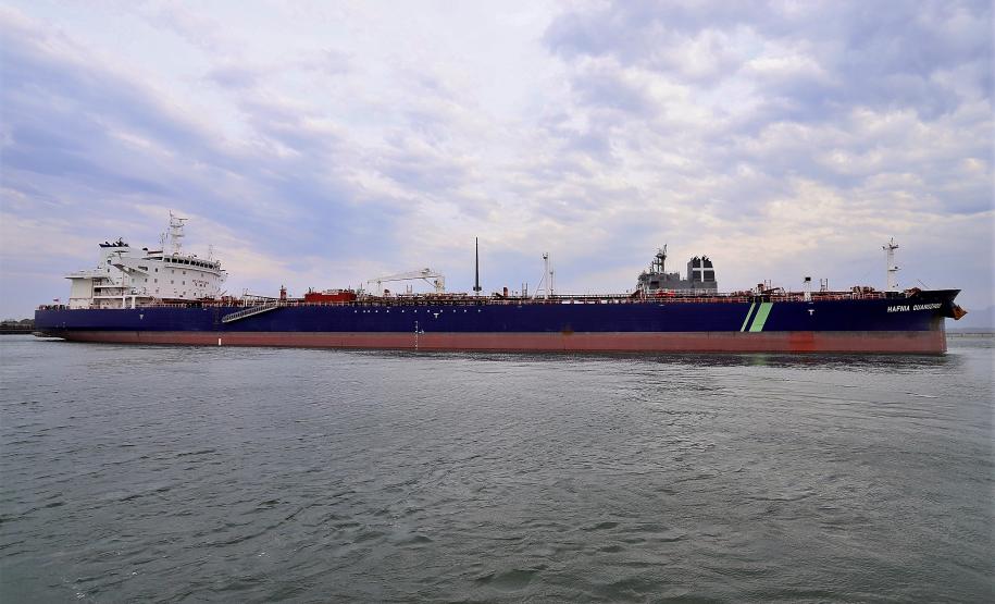 Mais um grande navio do segmento de granéis líquidos opera no Porto de Paranaguá. Atracado no píer privativo da Cattalini Terminais Marítimos, o Hafnia Guangzhou descarrega óleo Diesel, vindo dos Estados Unidos. A embarcação de bandeira maltesa tem 228,39 metros de comprimento (LOA) e 38,04 metros de largura (boca).