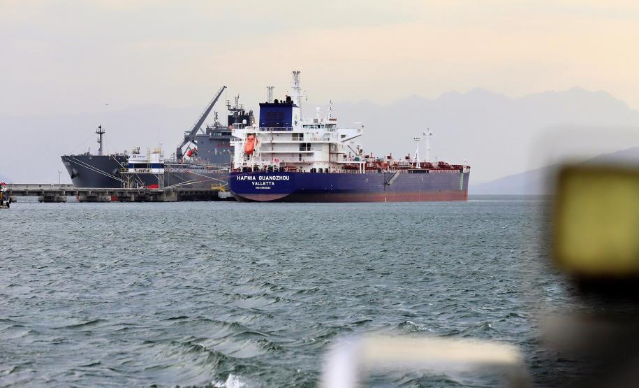 Mais um grande navio do segmento de granéis líquidos opera no Porto de Paranaguá. Atracado no píer privativo da Cattalini Terminais Marítimos, o Hafnia Guangzhou descarrega óleo Diesel, vindo dos Estados Unidos. A embarcação de bandeira maltesa tem 228,39 metros de comprimento (LOA) e 38,04 metros de largura (boca).