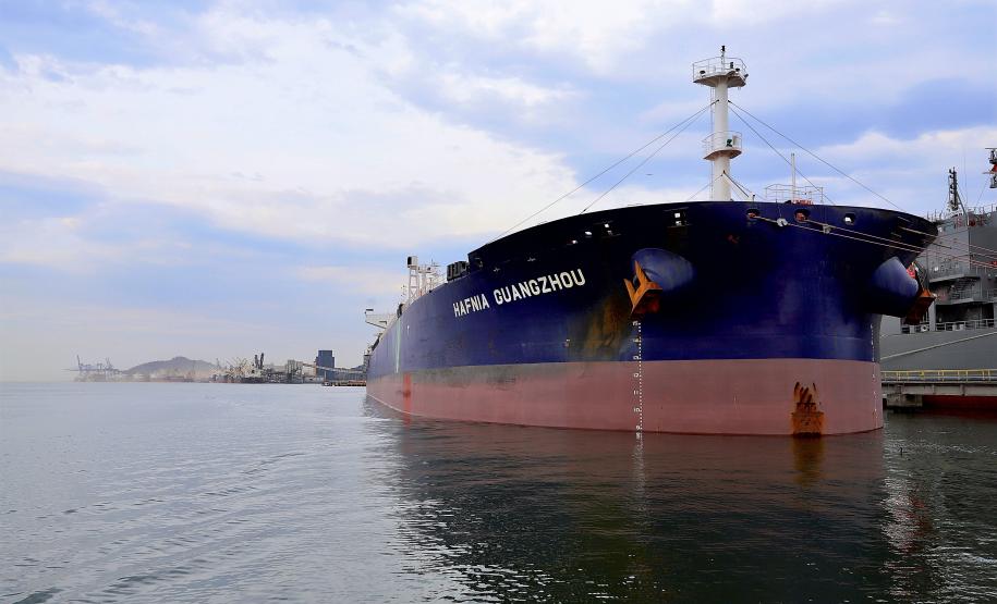 Mais um grande navio do segmento de granéis líquidos opera no Porto de Paranaguá. Atracado no píer privativo da Cattalini Terminais Marítimos, o Hafnia Guangzhou descarrega óleo Diesel, vindo dos Estados Unidos. A embarcação de bandeira maltesa tem 228,39 metros de comprimento (LOA) e 38,04 metros de largura (boca).
