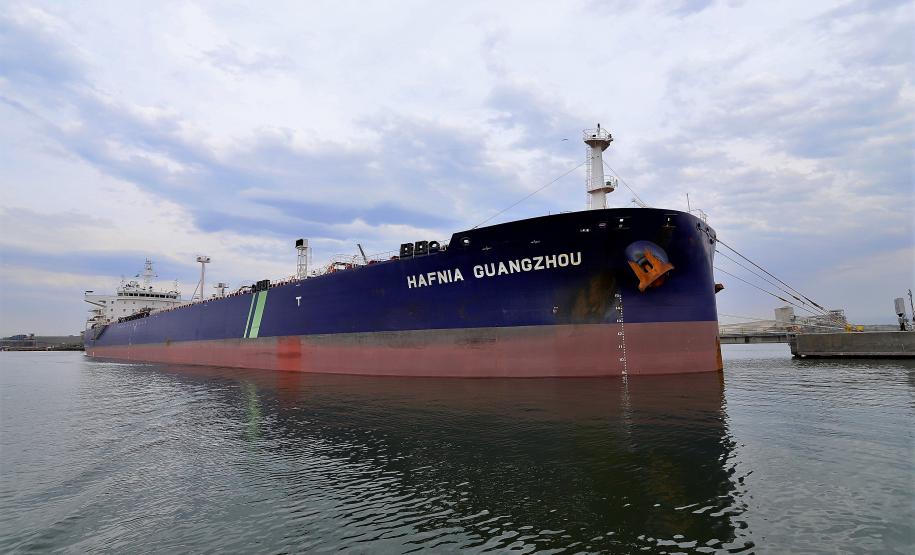 Mais um grande navio do segmento de granéis líquidos opera no Porto de Paranaguá. Atracado no píer privativo da Cattalini Terminais Marítimos, o Hafnia Guangzhou descarrega óleo Diesel, vindo dos Estados Unidos. A embarcação de bandeira maltesa tem 228,39 metros de comprimento (LOA) e 38,04 metros de largura (boca).