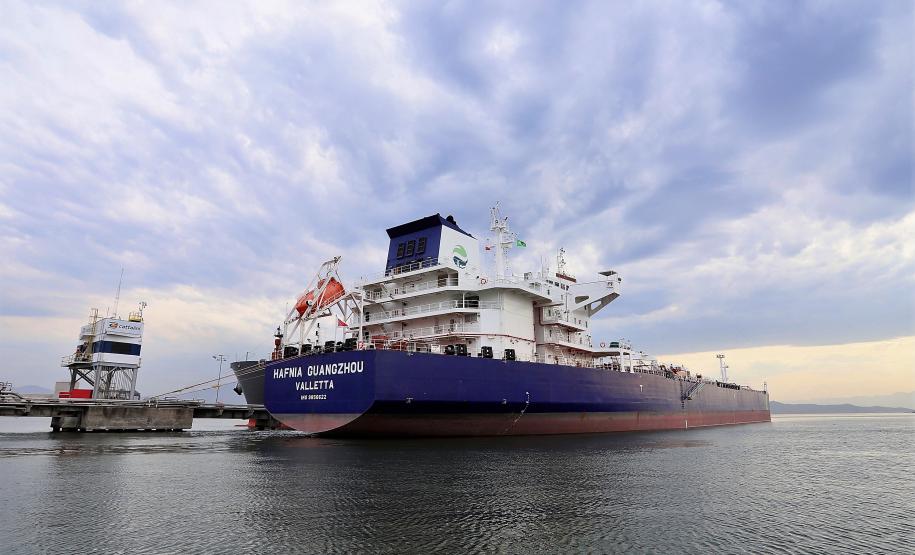 Mais um grande navio do segmento de granéis líquidos opera no Porto de Paranaguá. Atracado no píer privativo da Cattalini Terminais Marítimos, o Hafnia Guangzhou descarrega óleo Diesel, vindo dos Estados Unidos. A embarcação de bandeira maltesa tem 228,39 metros de comprimento (LOA) e 38,04 metros de largura (boca).