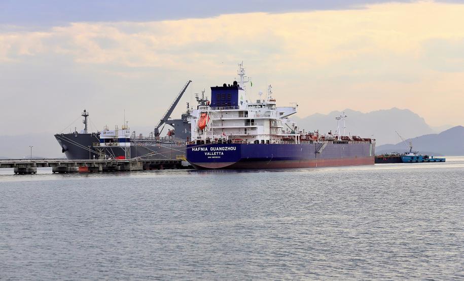 Mais um grande navio do segmento de granéis líquidos opera no Porto de Paranaguá. Atracado no píer privativo da Cattalini Terminais Marítimos, o Hafnia Guangzhou descarrega óleo Diesel, vindo dos Estados Unidos. A embarcação de bandeira maltesa tem 228,39 metros de comprimento (LOA) e 38,04 metros de largura (boca).