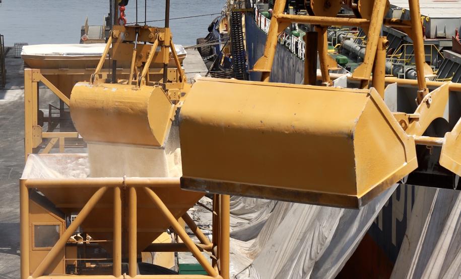 O movimento histórico na importação nacional de fertilizantes refletiu no volume desembarcado pelos portos paranaenses. Principais portas de entrada do produto no Brasil, nunca se importou tanto adubo pelos portos de Paranaguá e Antonina quanto no primeiro semestre do ano: 5.197.527 toneladas.
