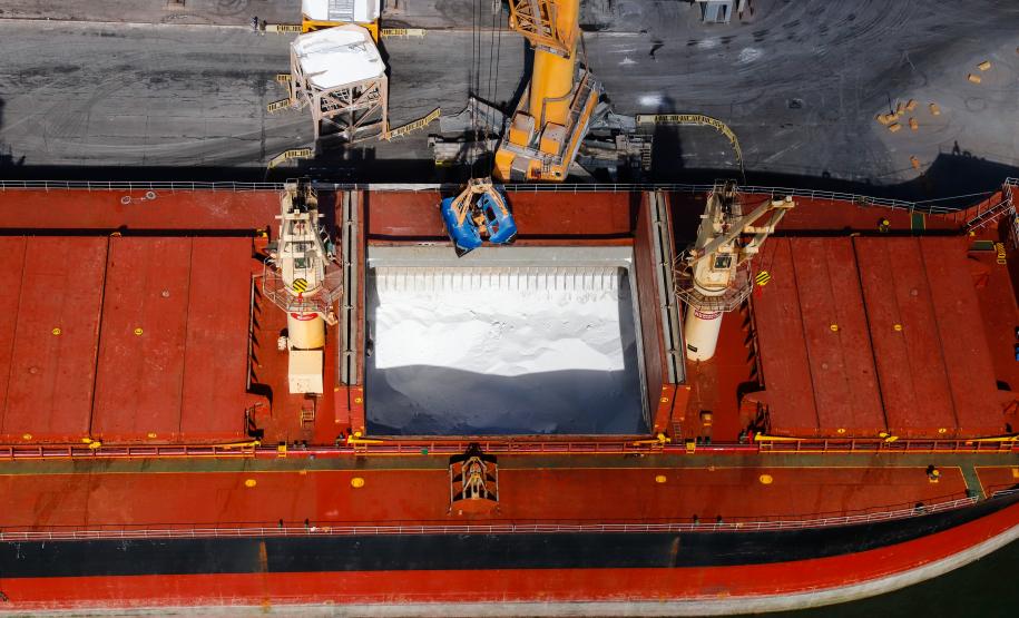 O movimento histórico na importação nacional de fertilizantes refletiu no volume desembarcado pelos portos paranaenses. Principais portas de entrada do produto no Brasil, nunca se importou tanto adubo pelos portos de Paranaguá e Antonina quanto no primeiro semestre do ano: 5.197.527 toneladas.