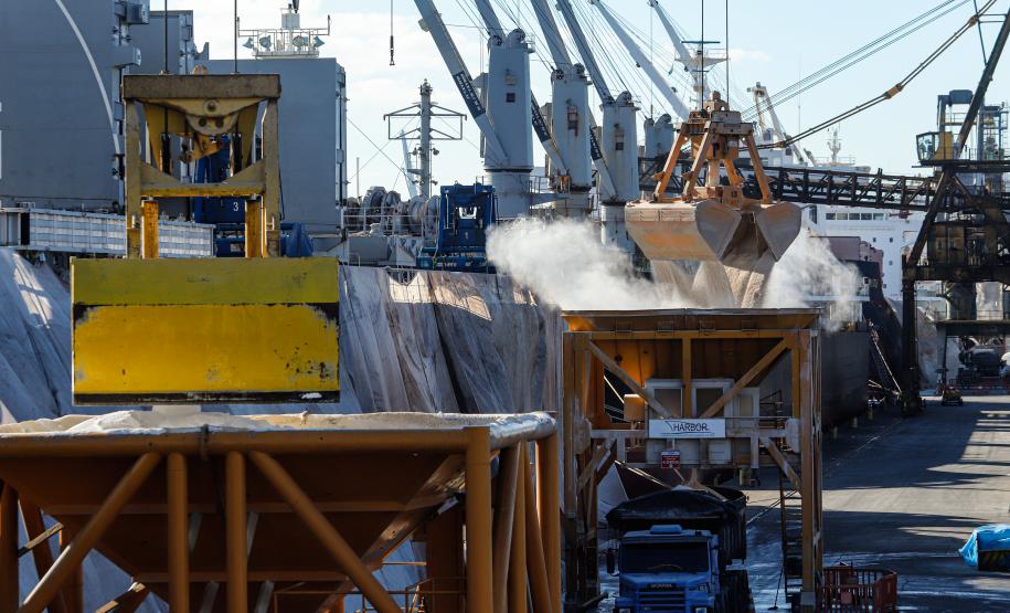 O movimento histórico na importação nacional de fertilizantes refletiu no volume desembarcado pelos portos paranaenses. Principais portas de entrada do produto no Brasil, nunca se importou tanto adubo pelos portos de Paranaguá e Antonina quanto no primeiro semestre do ano: 5.197.527 toneladas.