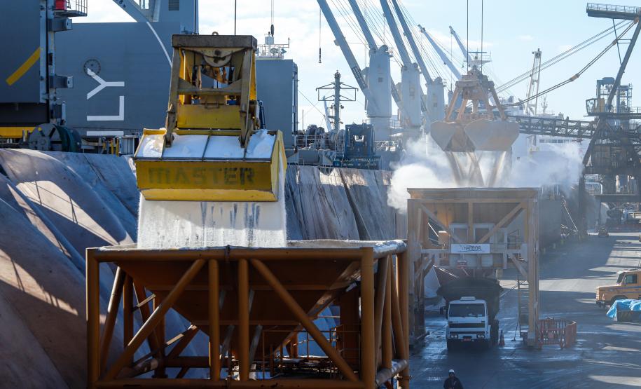 O movimento histórico na importação nacional de fertilizantes refletiu no volume desembarcado pelos portos paranaenses. Principais portas de entrada do produto no Brasil, nunca se importou tanto adubo pelos portos de Paranaguá e Antonina quanto no primeiro semestre do ano: 5.197.527 toneladas.