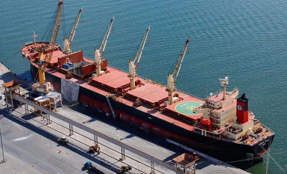 O movimento histórico na importação nacional de fertilizantes refletiu no volume desembarcado pelos portos paranaenses. Principais portas de entrada do produto no Brasil, nunca se importou tanto adubo pelos portos de Paranaguá e Antonina quanto no primeiro semestre do ano: 5.197.527 toneladas.