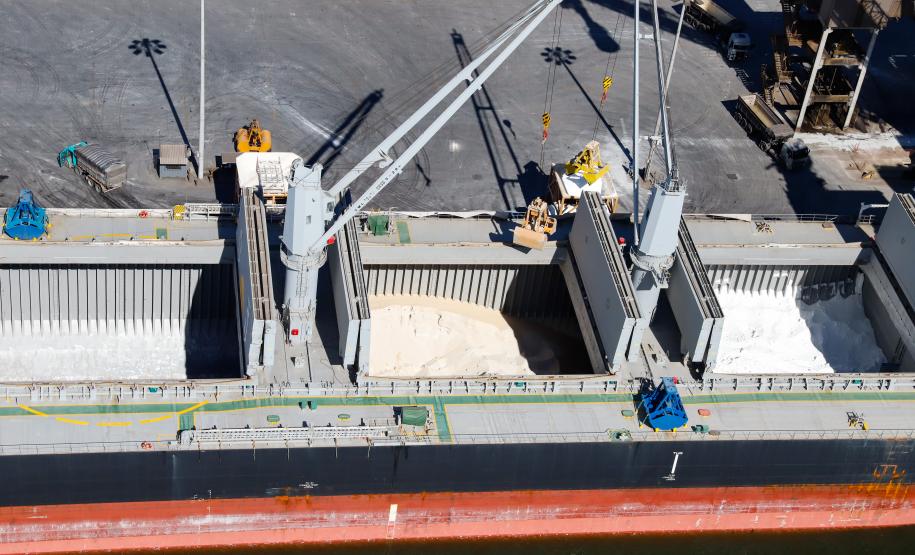 O movimento histórico na importação nacional de fertilizantes refletiu no volume desembarcado pelos portos paranaenses. Principais portas de entrada do produto no Brasil, nunca se importou tanto adubo pelos portos de Paranaguá e Antonina quanto no primeiro semestre do ano: 5.197.527 toneladas.