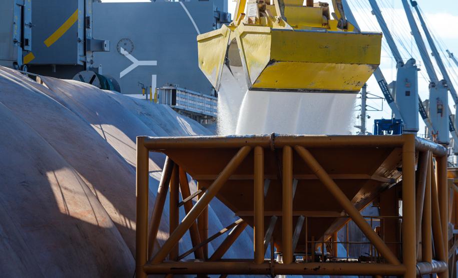 O movimento histórico na importação nacional de fertilizantes refletiu no volume desembarcado pelos portos paranaenses. Principais portas de entrada do produto no Brasil, nunca se importou tanto adubo pelos portos de Paranaguá e Antonina quanto no primeiro semestre do ano: 5.197.527 toneladas.