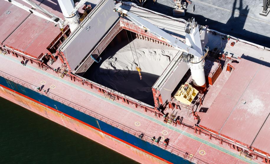 O movimento histórico na importação nacional de fertilizantes refletiu no volume desembarcado pelos portos paranaenses. Principais portas de entrada do produto no Brasil, nunca se importou tanto adubo pelos portos de Paranaguá e Antonina quanto no primeiro semestre do ano: 5.197.527 toneladas.