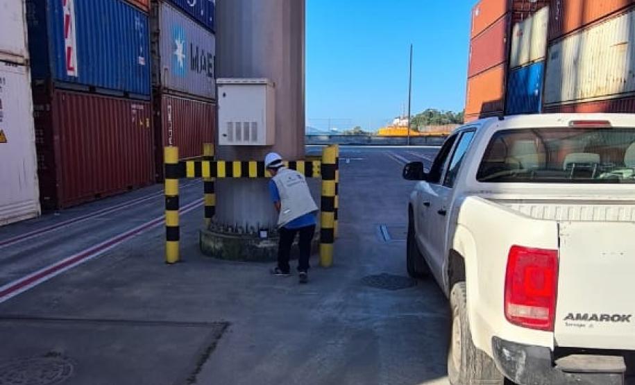 Com o apoio da Diretoria de Meio Ambiente da Portos do Paraná, a equipe da 1ª Regional de Saúde do Estado segue intensificando os trabalhos de prevenção à dengue no cais do Porto de Paranaguá. Nesta semana, 17 armadilhas foram instaladas, de ponta a ponta, para capturar e tentar identificar a presença de ovos do mosquito Aedes aegypti.