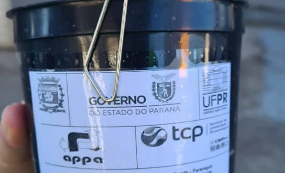 Com o apoio da Diretoria de Meio Ambiente da Portos do Paraná, a equipe da 1ª Regional de Saúde do Estado segue intensificando os trabalhos de prevenção à dengue no cais do Porto de Paranaguá. Nesta semana, 17 armadilhas foram instaladas, de ponta a ponta, para capturar e tentar identificar a presença de ovos do mosquito Aedes aegypti.