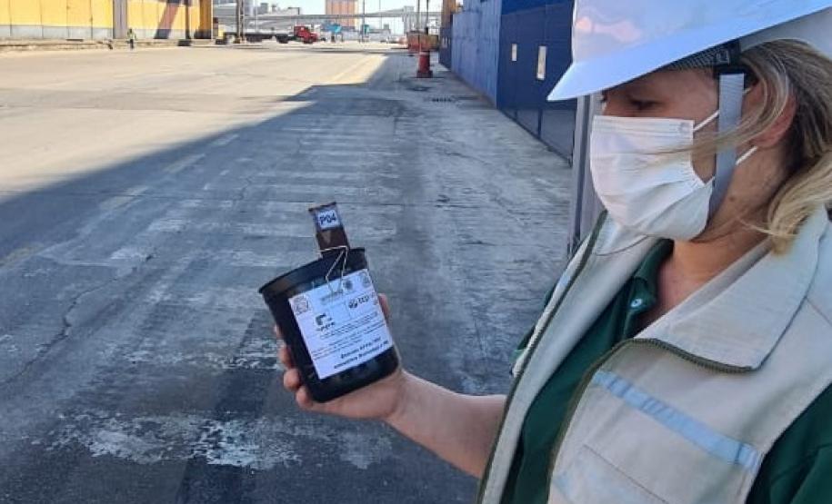 Com o apoio da Diretoria de Meio Ambiente da Portos do Paraná, a equipe da 1ª Regional de Saúde do Estado segue intensificando os trabalhos de prevenção à dengue no cais do Porto de Paranaguá. Nesta semana, 17 armadilhas foram instaladas, de ponta a ponta, para capturar e tentar identificar a presença de ovos do mosquito Aedes aegypti.