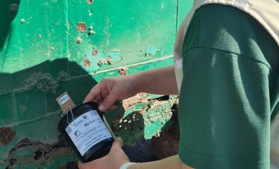 Com o apoio da Diretoria de Meio Ambiente da Portos do Paraná, a equipe da 1ª Regional de Saúde do Estado segue intensificando os trabalhos de prevenção à dengue no cais do Porto de Paranaguá. Nesta semana, 17 armadilhas foram instaladas, de ponta a ponta, para capturar e tentar identificar a presença de ovos do mosquito Aedes aegypti.