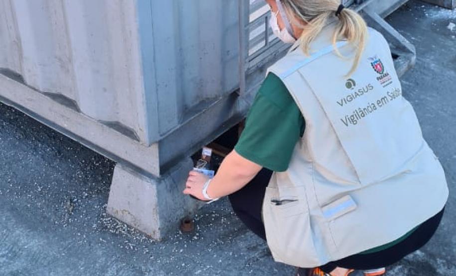 Com o apoio da Diretoria de Meio Ambiente da Portos do Paraná, a equipe da 1ª Regional de Saúde do Estado segue intensificando os trabalhos de prevenção à dengue no cais do Porto de Paranaguá. Nesta semana, 17 armadilhas foram instaladas, de ponta a ponta, para capturar e tentar identificar a presença de ovos do mosquito Aedes aegypti.