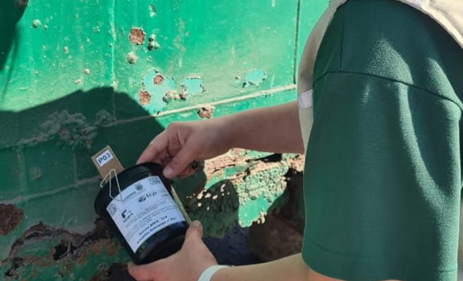 Com o apoio da Diretoria de Meio Ambiente da Portos do Paraná, a equipe da 1ª Regional de Saúde do Estado segue intensificando os trabalhos de prevenção à dengue no cais do Porto de Paranaguá. Nesta semana, 17 armadilhas foram instaladas, de ponta a ponta, para capturar e tentar identificar a presença de ovos do mosquito Aedes aegypti.