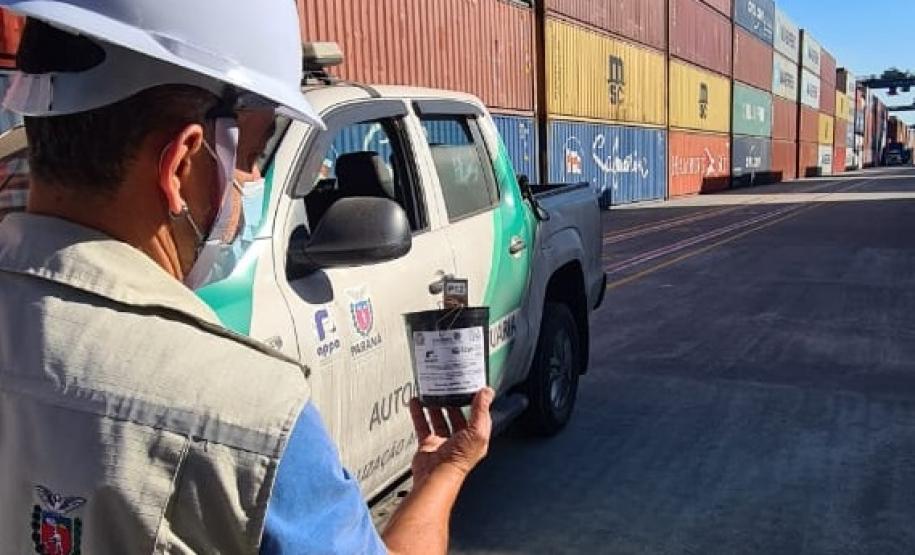 Com o apoio da Diretoria de Meio Ambiente da Portos do Paraná, a equipe da 1ª Regional de Saúde do Estado segue intensificando os trabalhos de prevenção à dengue no cais do Porto de Paranaguá. Nesta semana, 17 armadilhas foram instaladas, de ponta a ponta, para capturar e tentar identificar a presença de ovos do mosquito Aedes aegypti.