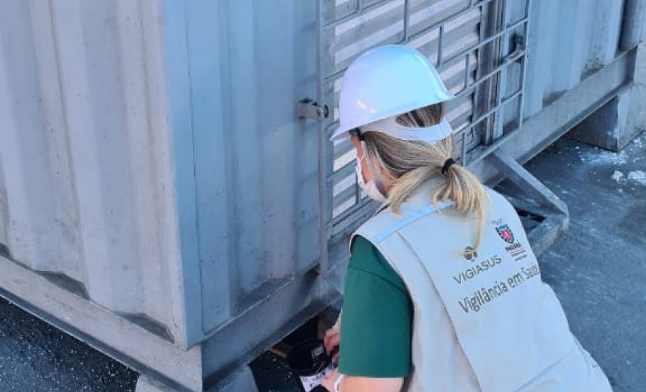 Com o apoio da Diretoria de Meio Ambiente da Portos do Paraná, a equipe da 1ª Regional de Saúde do Estado segue intensificando os trabalhos de prevenção à dengue no cais do Porto de Paranaguá. Nesta semana, 17 armadilhas foram instaladas, de ponta a ponta, para capturar e tentar identificar a presença de ovos do mosquito Aedes aegypti.