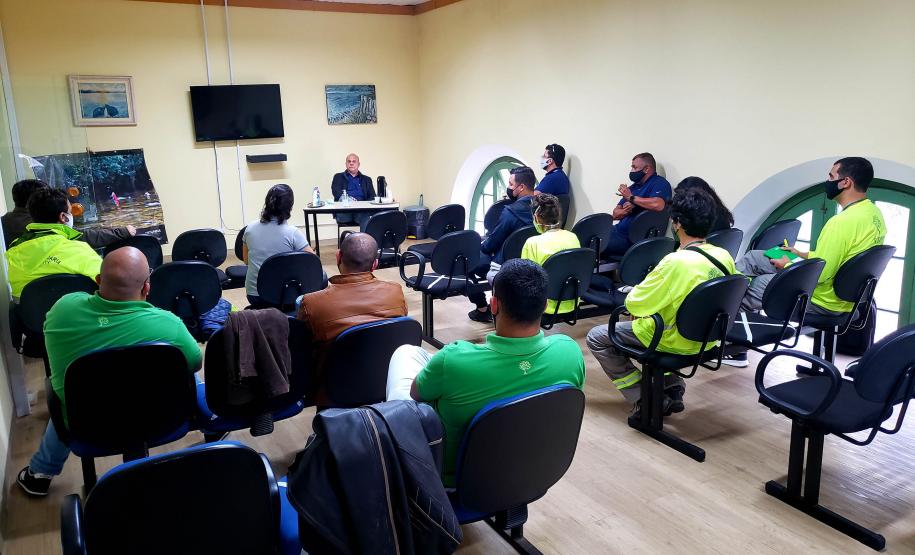 Objetivo é recuperar 40 hectares de áreas nas regiões de Paranaguá e Antonina e conservar 300 hectares de mata nativa por meio da regularização ou inscrição do proprietário rural no Cadastro Ambiental Rural. Programa foi o assunto de reunião em Antonina, nesta semana.