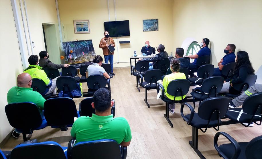 Objetivo é recuperar 40 hectares de áreas nas regiões de Paranaguá e Antonina e conservar 300 hectares de mata nativa por meio da regularização ou inscrição do proprietário rural no Cadastro Ambiental Rural. Programa foi o assunto de reunião em Antonina, nesta semana.