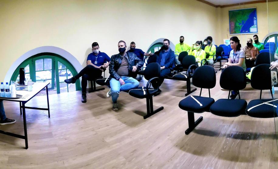 Objetivo é recuperar 40 hectares de áreas nas regiões de Paranaguá e Antonina e conservar 300 hectares de mata nativa por meio da regularização ou inscrição do proprietário rural no Cadastro Ambiental Rural. Programa foi o assunto de reunião em Antonina, nesta semana.