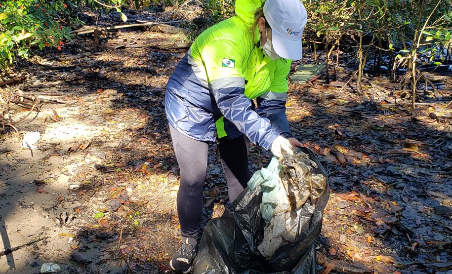 Além do benefício da limpeza desse importante ecossistema, a atividade integra as pessoas das comunidades de forma a despertar a consciência e o engajamento quanto à preservação.
