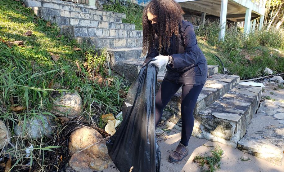 Além do benefício da limpeza desse importante ecossistema, a atividade integra as pessoas das comunidades de forma a despertar a consciência e o engajamento quanto à preservação.